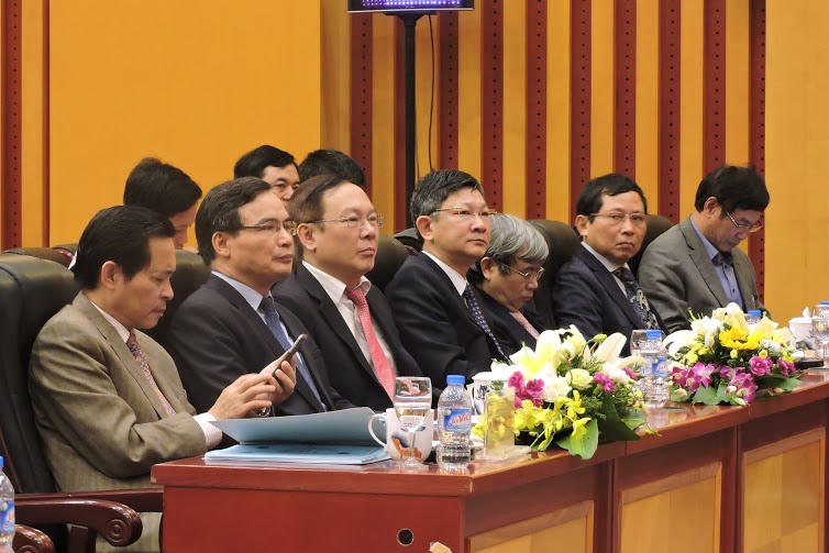 "Đối[-]mặt[-]với[-]tương[-]lai:[-]Nóng[-]hơn,[-]khô[-]hơn,[-]mưa[-]lũ[-]nhiều[-]hơn"
